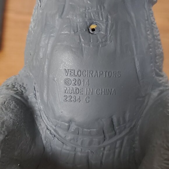 Action Figure 2014 Velociraptors Dinosaur 21" x 12" - Picture 7 of 7